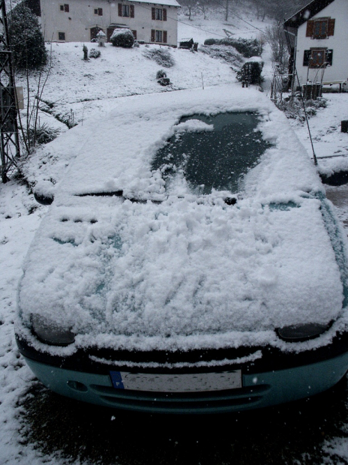 Ve Švýcarsku musí být auto očištěné od sněhu.