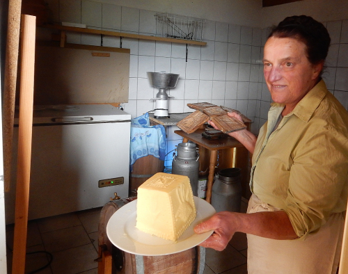 Tradiční výroba másla v alpském údolí Grossarltal.