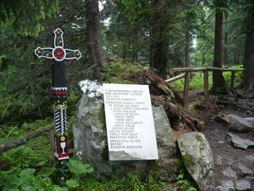Symbolický cintorín pod Ostrvou, Popradské pleso, Vysoké Tatry. 