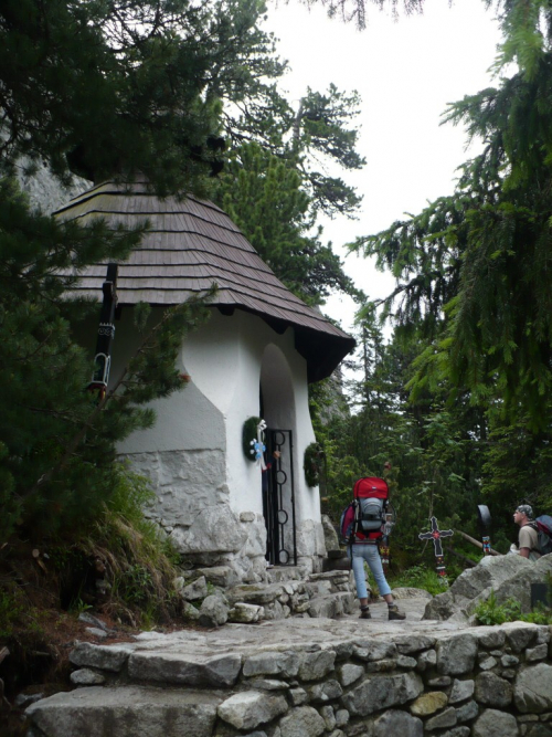 Symbolický cintorín pod Ostrvou, Popradské pleso, Vysoké Tatry. 