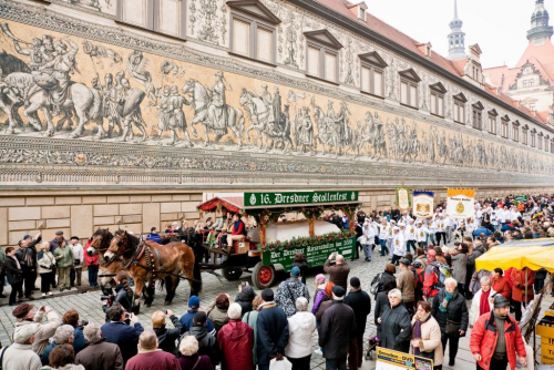 Striezelmarkt Dresden. Vánoční trhy Drážďany.