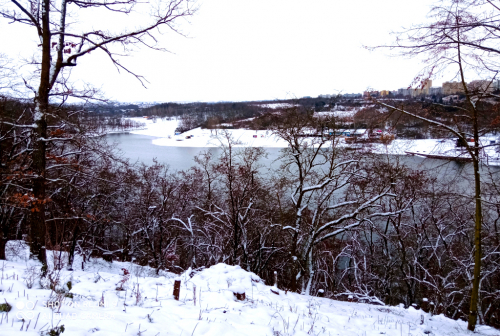 Hostivařská přehrada v zimě bez ledu.