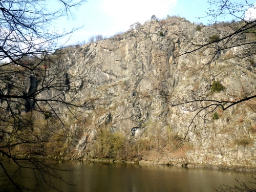 Skalní stěna Mařenka nad Vltavou u Štěchovic.