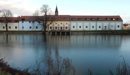 Horní Počernice, opravená zástavba u Podsychrovského rybníka.