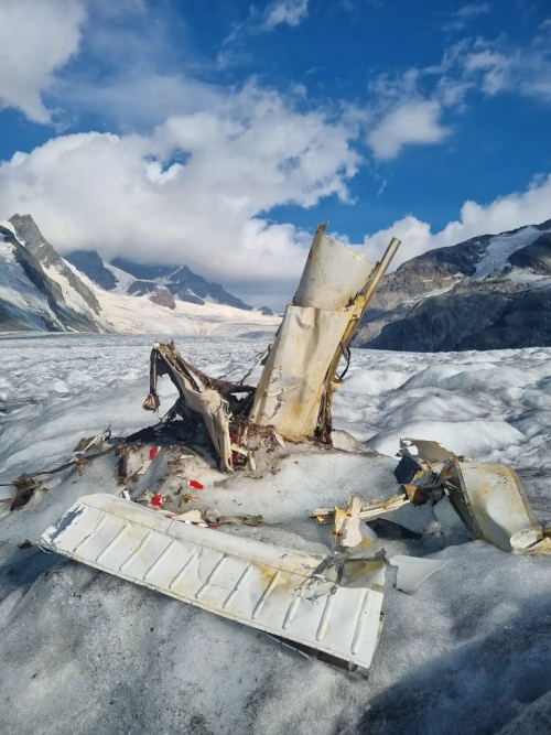 Piper Cherokee havaroval roku 1968 na Aletschgletscher. Na povrchu se objevil 2022.