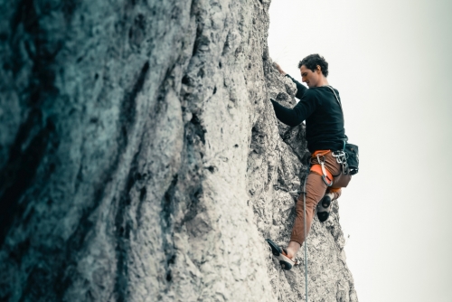 Adam Ondra a Jo Nesbo lezou na Pálavě.