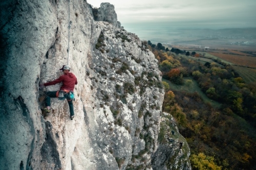 Adam Ondra a Jo Nesbo lezou na Pálavě.