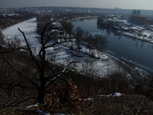 Praha, Libeňský přístav. Bruslení na zamrzlé hladině.