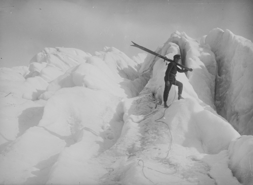 Voják s lyžemi na ledovci začátkem 20. století.