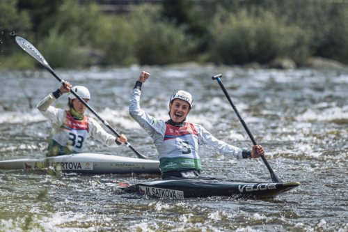 Vodní slalom hlídky. Lipno, závody na divoké vodě.
