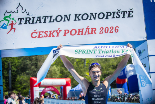 David Korous vítězí na triatlonu Konopiště 2026. Triatlon Konopiště.