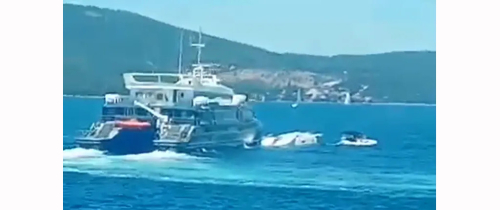 Dopravní katamaran se srazil s jachtou u ostrova Brač v Chorvatsku.