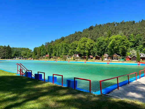 Koupaliště Bělá pod Bezdězem.
