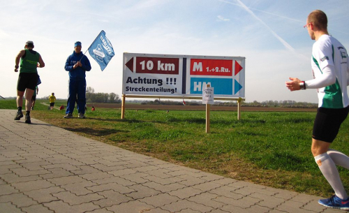 Elbdeichmarathon 2012. Achtung! Tady se bude něco dít.