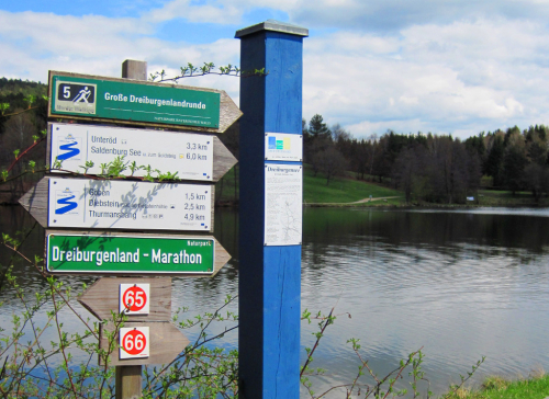 Na břehu Dreiburgensee. Maratonská trať je součástí standardního turistického značení.