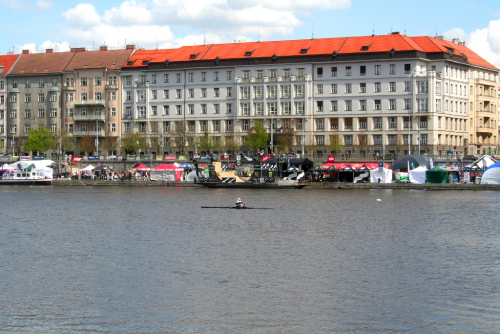 Praha, Vltava. Veslař u Rašínova nábřeží.