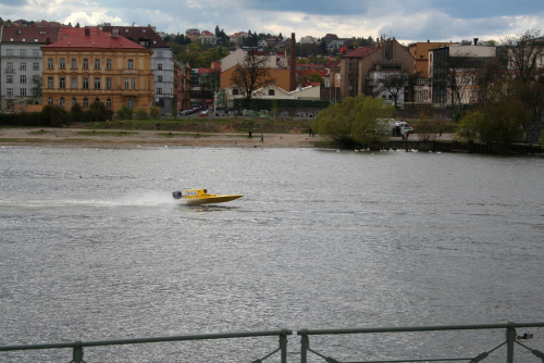 Praha, rychlý závodní člun pod Železničním mostem.