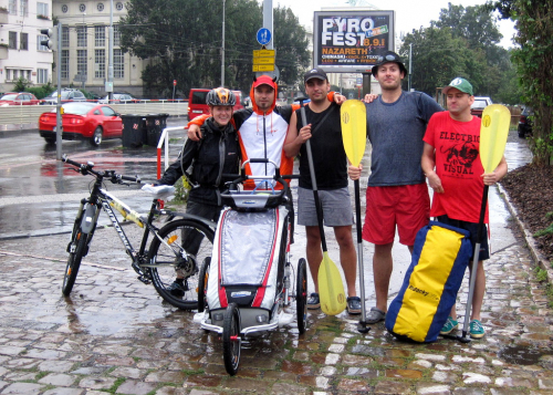 Elbe Challenge 2012. Start v pražském Podolí za vydatného deště.