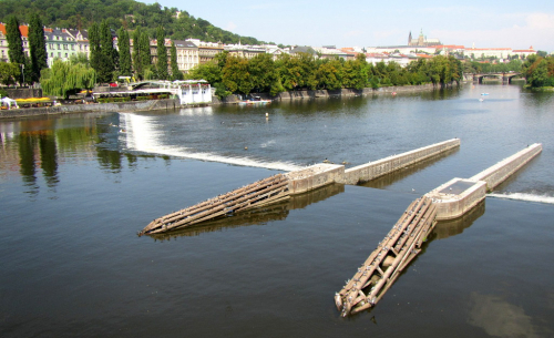 Praha, Vltava, Šítkovský jez. Na levém břehu Dětský ostrov a restaurace La Terrassa.
