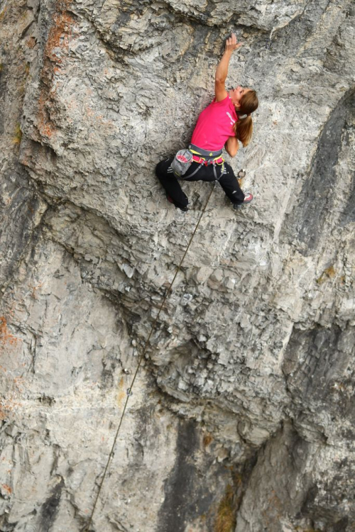 Barbara Zangerl leze na skalách Machnato v Demänovské dolině.