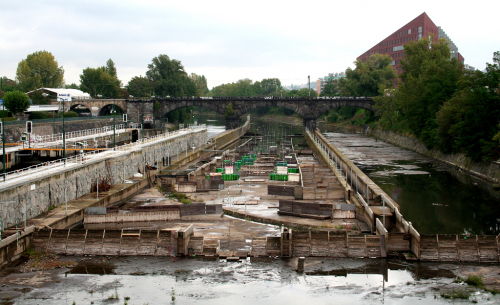 Praha, vypuštěný vodácký kanál Štvanice na Vltavě.