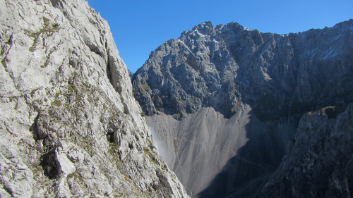 Karwendel. Na Tiefkarspitze (2430 m) leží první podzimní sníh.