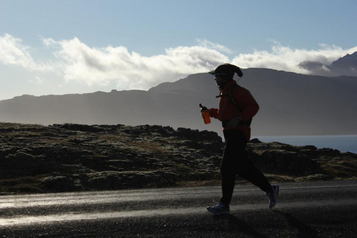 René Kujan běží po východním pobřeží Islandu.